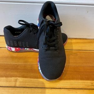 NOBULL Trainer Black daisy, size woman 7 SuperFabric